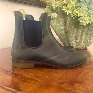 J. Crew Women’s Chelsea Rain Boots in Camo.  Size 10